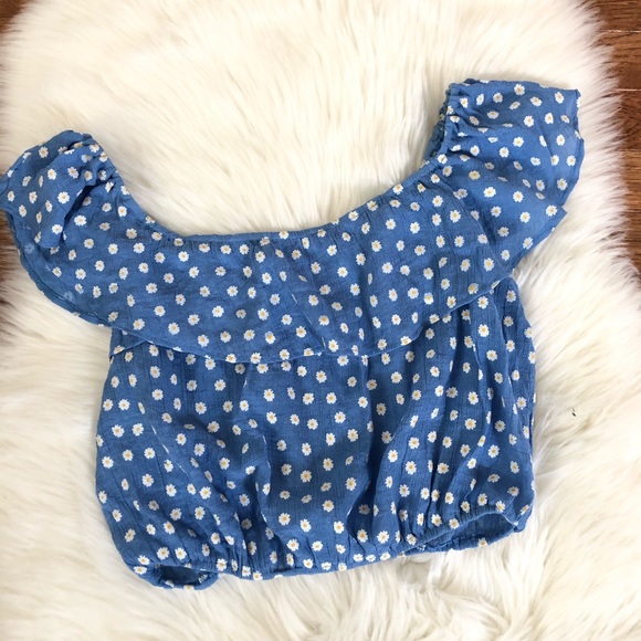 E hanger M Tops - Off the shoulder Daisy crop top